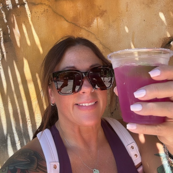 Hi and welcome to my closet😊 - Picture 4 of 7